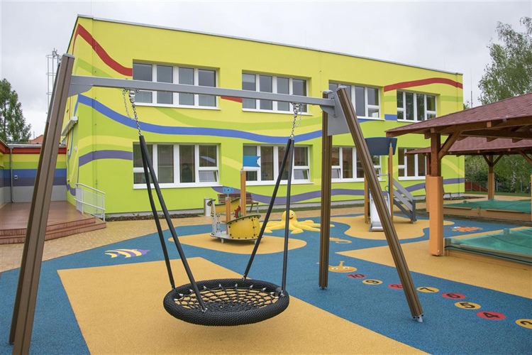 Praha 10 má novou školku, kterou navrhovaly děti. Hřiště chtěly v lese