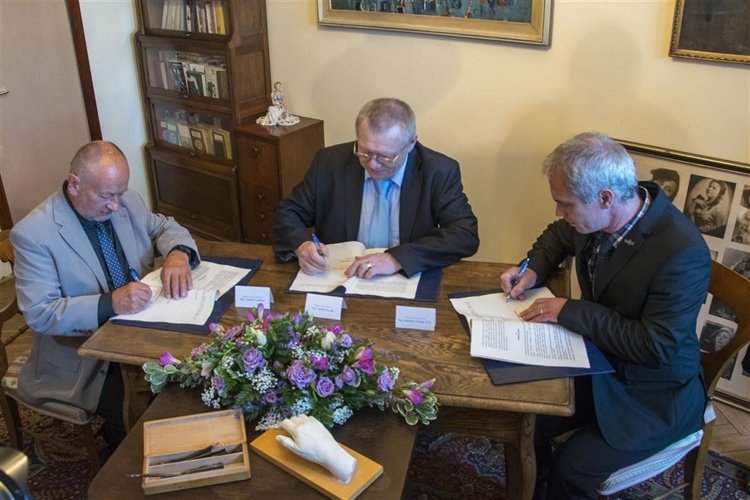 Rekonstrukce Vily Karla Čapka bude pod dohledem odborníků, Praha 10 podepsala memorandum