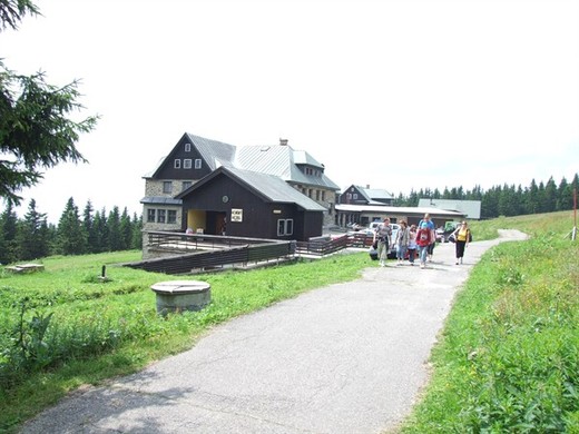 Praha 10 si chce být jistá stavem Horského hotelu, děti tam na školy v přírodě zatím neodjedou