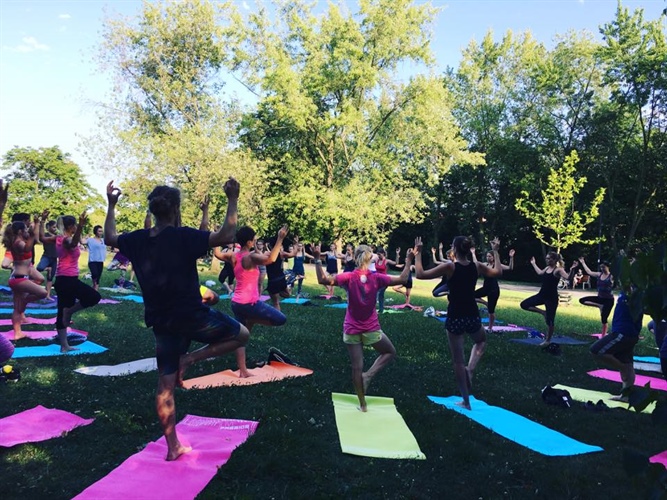 Praha 10 cvičí jógu. Pro velký zájem budou kurzy zdarma pokračovat i na podzim a v zimě