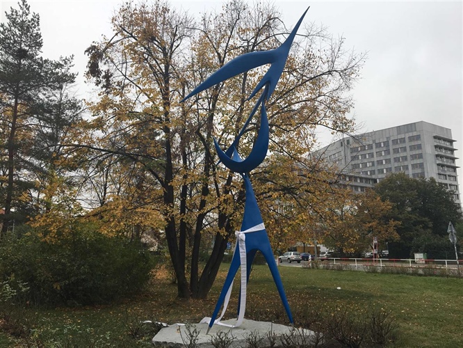 Praha 10 vrací do veřejného prostoru cenná díla, nyní odhalila restaurovanou plastiku V Rybníčkách