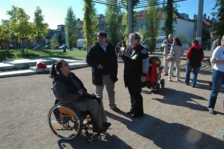 Praha 10 na odstraňování bariér a špatných cest bude spolupracovat s handicapovanými