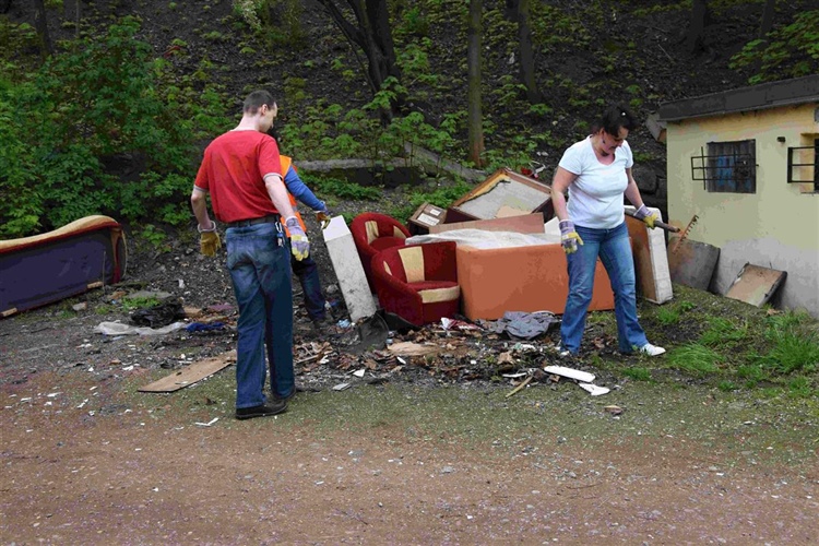 Praha 10 za první čtvrtletí roku 2014 likvidovala 153 černých skládek