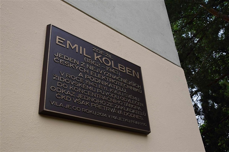 Praha 10 odhalila pamětní desku E.Kolbenovi v jeho bydlišti