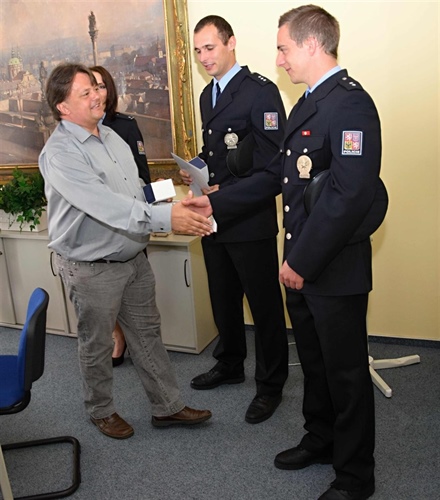 Starosta Prahy 10 dnes ocenil tři policisty za záchranu života