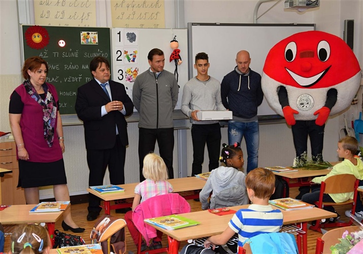 Nový školní rok zpříjemnila prvňáčkům Čapkova Dášeňka