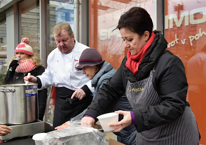 Starostka Prahy 10 nalévala rybí polévku u vršovického Edenu