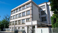 Pojďte k nám, lákají žáci ze ZŠ U Vršovického nádraží...