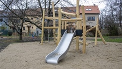 Dvouletky mají nové hřiště. Na děti čekají rozmanité...